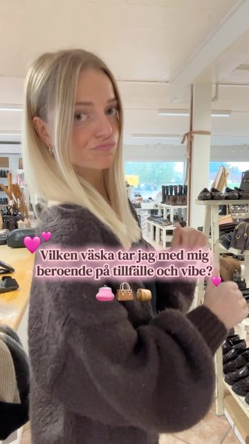 Slå på ljud och lyssna när jag tjötar om💥VÄSKOR💥 
Perfekt accessoar till outfiten och du slipper stoppa fickorna fulla! Två flugor i en smäll👛🌟

#presentshopenkinnarp #skoshopenkinnarp