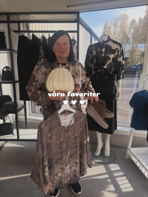Sist ut i vår kvartett att visa sina favvisar är Camilla🌟🖤

(Pssst, nästa gång vi visar favoriter/tipsar kommer det med största sannolikhet att vara julsaker🤭🎅🏼🎄)

#presentshopenkinnarp #skoshopenkinnarp 

Oooootrolig skjorta/blus från Marta🤎 Den har ALLT man vill ha i en höst-topp🍁🍂 
500kr✨

Denna är hon inte ensam om att älska👆🏼🤩 En av Sketchers kängor, lite ugg-inspirerad🥾 Slip-In, varm och vattentät!! 
1799kr✨

Pumpor behöver inte alltid vara i starka färger —> Dessa vita finns exempelvis och är så stilrena och SÅ FINA🤍🥹 
290kr styck✨

🌟Lite rundare —>

—> lite mer avlång🌟