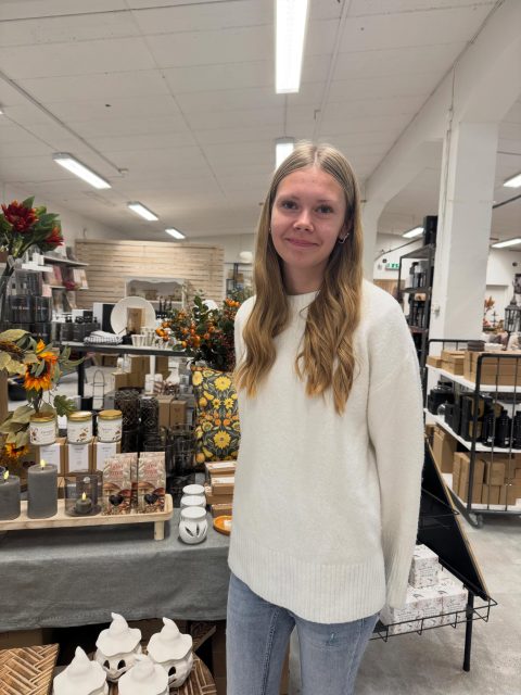 Säg Hej till Julia 👋🏻 

Denna veckan gör hon sin praktik här hos oss, hon går på Kinnarpsskolan i klass 9 i vanliga fall ✨

❓3 snabba med Julia❓

Sommar eller Vinter - Sommar ☀️ 
Pizza eller Tacos - Tacos 🌮 
Läsa bok eller Se en serie - Se en serie 📺 

Vi är glada över att ha Julia här och få visa henne hur vi jobbar och ge en liten inblick i hur jobbet i butik är 🛍️✨