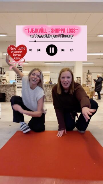 Om liiite mindre än två veckor är det dags igen!🌟 
För vadå tänker ni? Jo men för höstens roligaste kväll hos oss här i Kinnarp såklart🥳

TJEJKVÄLL!!🩷 Vi minglar, visar massa snygga plagg och skor, shoppar med fina erbjudanden och lottar ut fina priser ✨

Det är ingen föranmälan eller biljetter men vi reserverar oss för att det kan bli fullt, det har dock inte hänt hittills men vi har varit väldigt nära dom senaste gångerna så kom i tid för att säkra din plats!
Dörren öppnas kl 18.30🪩

Välkomna in genom dörren, ta ett glas bubbel och lite godis och mingla runt lite🥂 För sen så kickar vi igång kvällen med modevisning, där helt vanliga brudar går modeller och visar höstens mode!

Därefter lottar vi ut lite fina priser, och sen är det fritt fram att shoppa, både i Presentshopen och Skoshopen 🛍️

Hoppas vi ses den 5 november!
Michaela, Nora, Camilla och Alexandra

#presentshopenkinnarp #skoshopenkinnarp