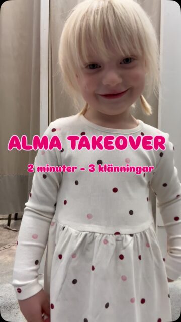 ALMA TAKEOVER 💕✨

Minst i gänget och kanske 4e generationen på Presentshopen? 👵🏻🧑🏻‍🦳👱🏻‍♀️👧🏼

Det får tiden utvisa men här är en tjej som länge har velat spela in en video ”som mamma och Nora” och det har övats hemma med diverse saker framför en låtsas kamera! 📷💕

Så kika på videon och klänningarna och glöm inte att lämna ett hjärta till Alma 💕 
För lite pirrigt var det allt att spela in 😉✨

Klänningar och strumpbyxor kommer från @nameitsverige och finns hos oss i butiken 🛍️💕
Storlek 92-116 ✨