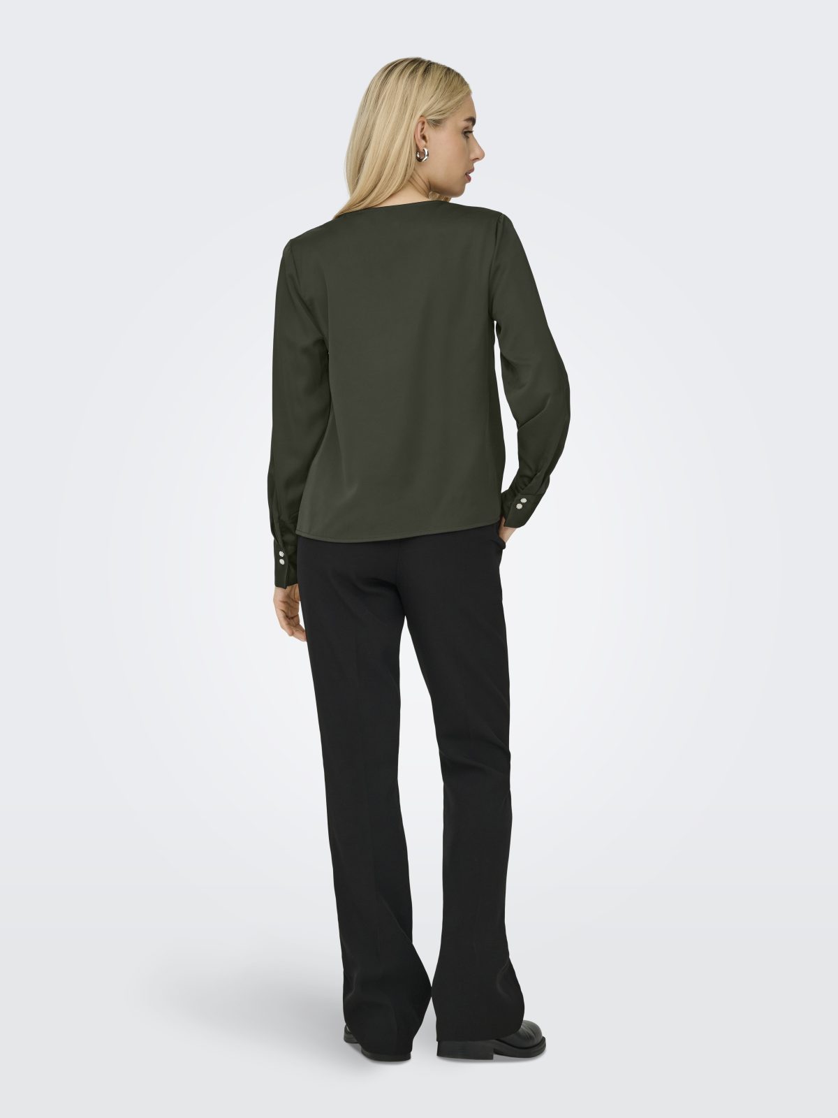 ONLMIKA SATIN L/S V-NECK TOP Kambaba - Bild 4