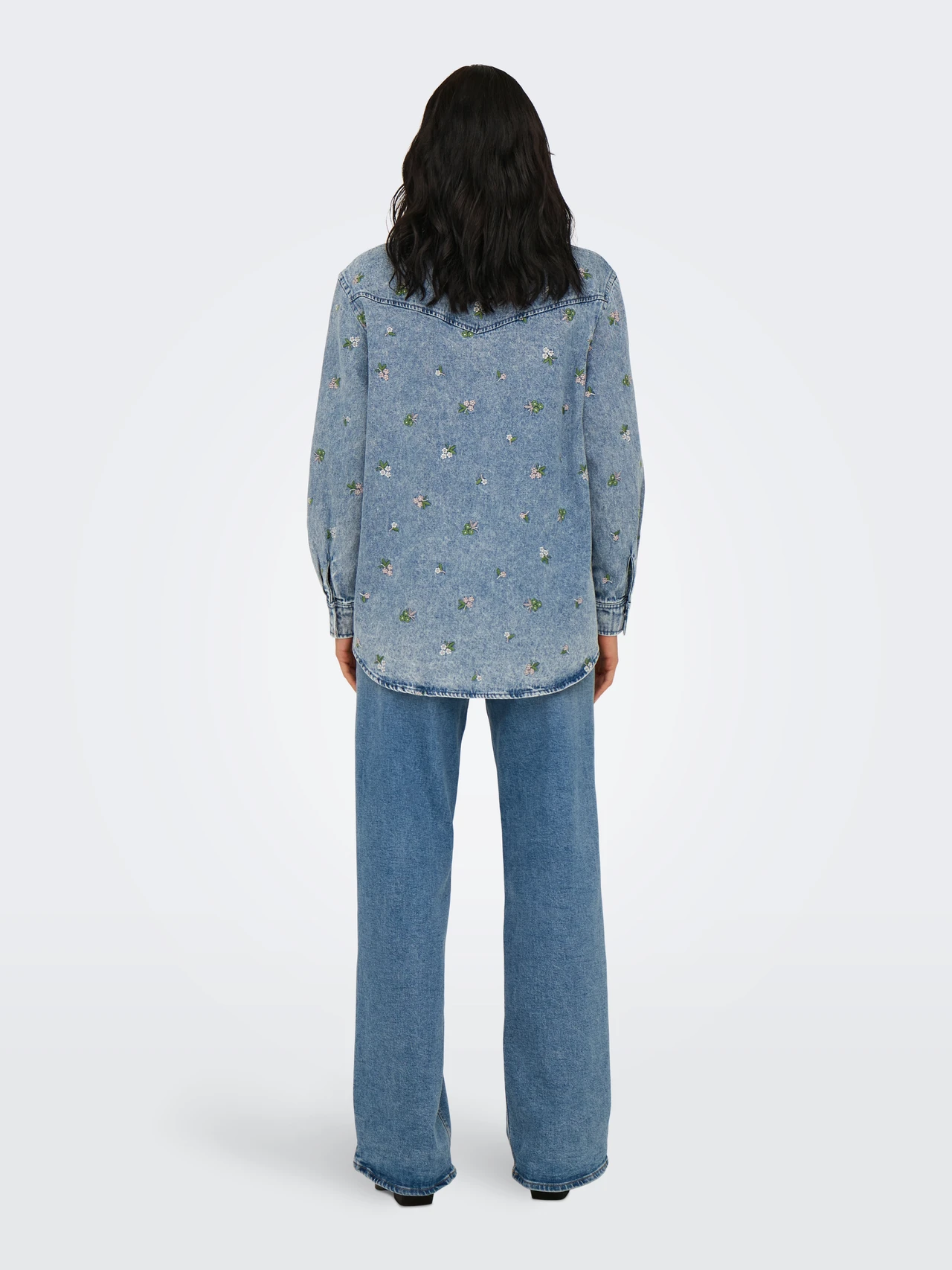 ONLVERA L/S FLOWER EMB SHIRT Light Blue Denim - Bild 5