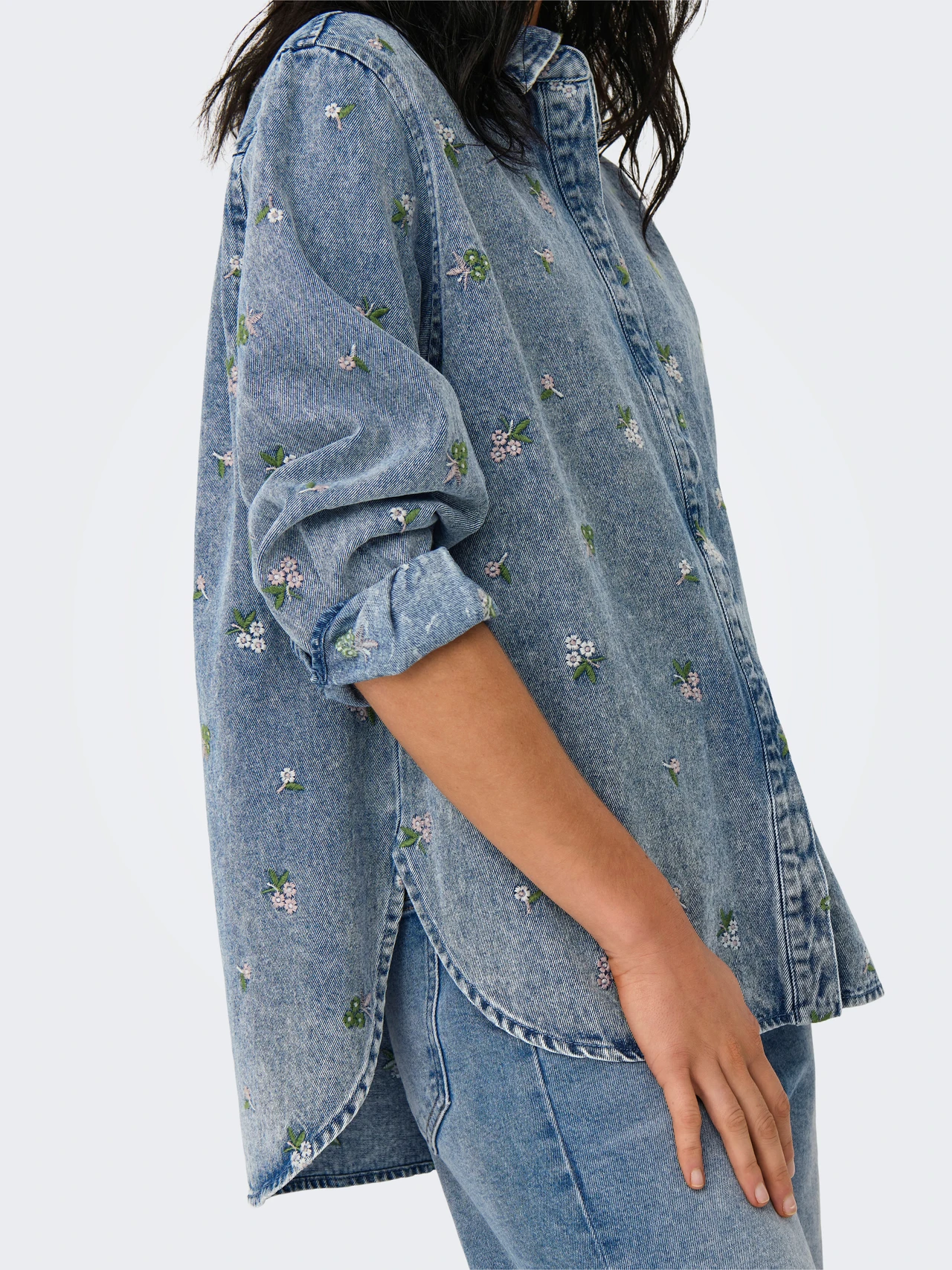 ONLVERA L/S FLOWER EMB SHIRT Light Blue Denim - Bild 6